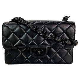 Borsa a tracolla classica semplice Chanel vintage in pelle di agnello trapuntata nera con catena in resina.