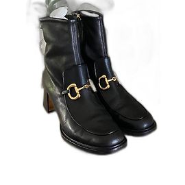 Botines Biker Gucci de Cuero de Cordero Negro con Detalles Dorados