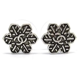 Orecchini Chanel a foglia in metallo argento Cc