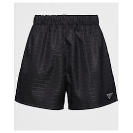 Pantaloni corti in nylon nero Prada 38