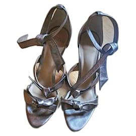 Sandali Alexandre Birman con fiocco dorati in pelle