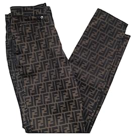 Pantalones de mezclilla Fendi marrones con monograma Zucca