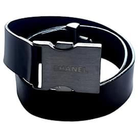CHANEL par Karl Lagerfeld 00A 2000/2001 ceinture en cuir avec boucle en métal brossé - Chanel
