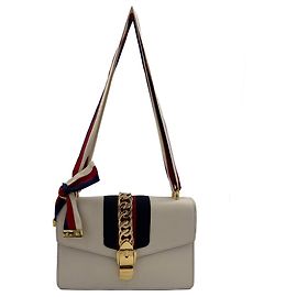 Gucci Borsa a flap in pelle di vitello Small Sylvie con tracolla in tessuto staccabile. Bianco sporco