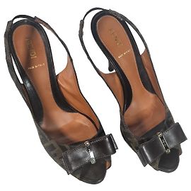Sapatilhas Slingback Peep Toe Fendi Tobacco Zucca em Lona Marrom