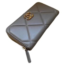 Cartera larga Chanel 19 gris de piel de cordero