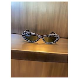 Gafas de sol Chanel negras y blancas de plástico