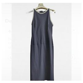 Vestido midi azul marino de Prada con espalda nadadora y detalles verdes