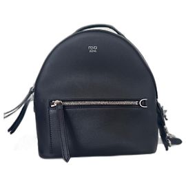 Mochila Fendi By the Way em pele de cordeiro preta