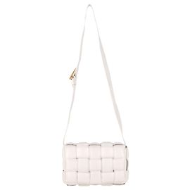 Borsa a Spalla Padded Cassette di Bottega Veneta in Pelle Bianca