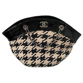 Borsa Chanel in vernice nera e paglia
