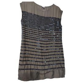 Vestido Hoss Intropia de seda color caramelo con perlas azul negro