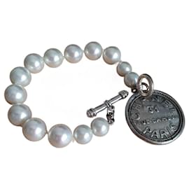 Chanel Perlenarmband mit Medaillon
