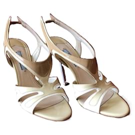 Prada Fiamma Lackleder Sandalen mit hohem Absatz weiß beige