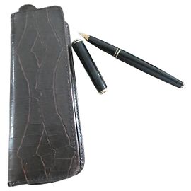 Penna a inchiostro Montblanc 585 con pennino in oro e astuccio in pelle stile coccodrillo