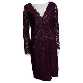 Vestido de encaje morado Vera Wang con escote en V