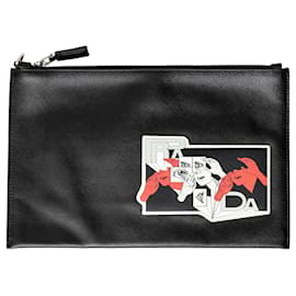 Pochette in patch comic Saffiano di Prada
