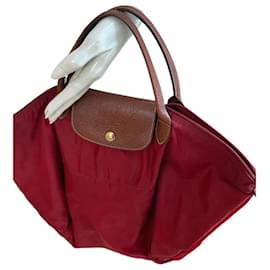  Sac Longchamp rouge avec détails en cuir marron 
