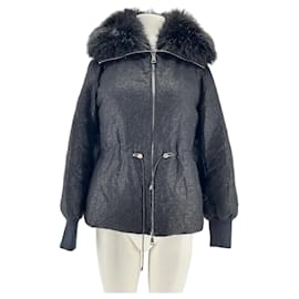 Moncler chaqueta corta negra con cuello de piel