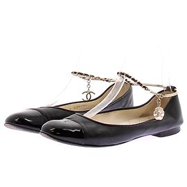 Chanel Bailarinas de cuero negro con cadena de tobillo dorada