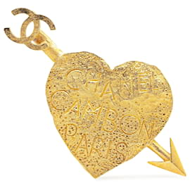 Spilla a forma di cuore e freccia in oro placcato CC di Chanel
