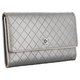Portafoglio Chanel in pelle grigio argento