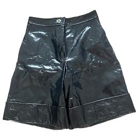 Chanel Bermuda Shorts aus schwarzem Lackleder