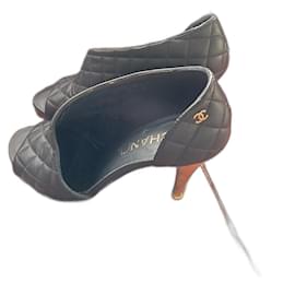Chanel Peep-Toe Pumps aus gestepptem Lammleder Schwarz