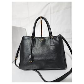PRADA Bolsa Tote Média de Dupla Zíper em Couro Saffiano Preta