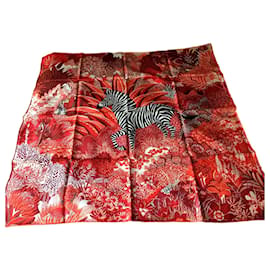 Foulard Hermès intitolato 'Mountain Zébra' di Alice Shirley nella sua scatola e scatola regalo.