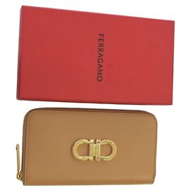 Cartera de cuero Gancini de Salvatore Ferragamo con cremallera, logotipo dorado, nueva sin etiqueta.