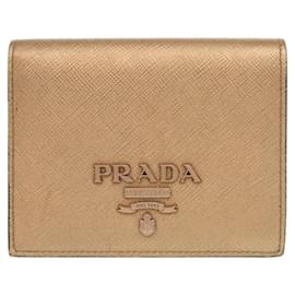 Portefeuille bi-fold en cuir Saffiano doré Prada