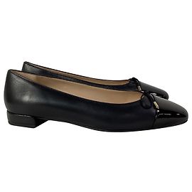 Bailarinas Sleek con punta de cap toe y lazo en cuero negro de Stuart Weitzman