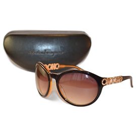 Occhiali da sole Salvatore Ferragamo FE2107 Dettaglio dorato