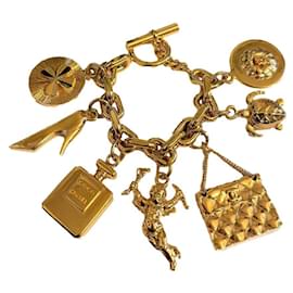 Bracciale charm vintage in oro di Chanel con icone portafortuna