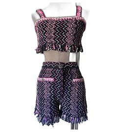 Conjunto Chanel de tweed com crop top e mini short rosa
