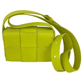 BAGUE CROISEE EN CUIR D'AGNEAU VERT CITRON INTRECCIATO MINI CASSEROLE BOTTEGA VENETA