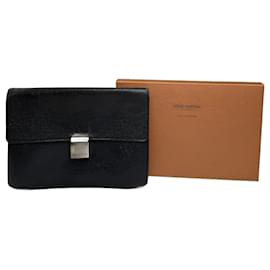 Clutch vintage in pelle Taiga di Louis Vuitton verde