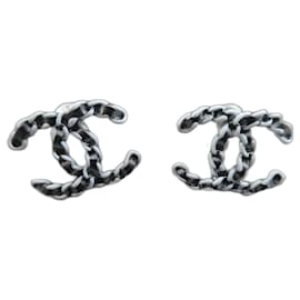 pendientes Chanel nuevos con una caja Chanel