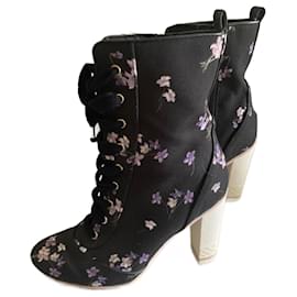 Botines Red Valentino de tela negra con estampado floral