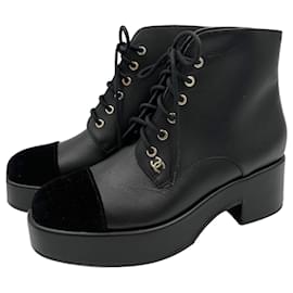 Chanel Stivali piatti in pelle e velluto CC 41 neri
