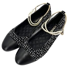 Chanel Scarpe in tweed con punta cap-toe e flap da ballet nero e bianco