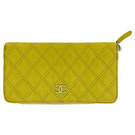 Chanel Cartera larga con cremallera de cuero de cordero acolchado amarillo