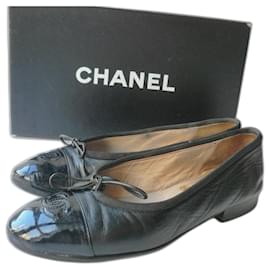 CHANEL Ballerinas aus schwarzem Kalbsleder mit lackierten Kappen Größe 35 RAR - Chanel