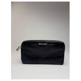 Portafoglio in pelle verniciata Miu Miu vintage nero con borchie e difetto nella zip