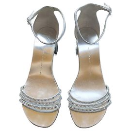 Sandali Giuseppe Zanotti in pelle argentata con strass Swarovski