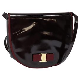 Borsa a Spalla Vala Salvatore Ferragamo in Pelle Verniciata Bordeaux Oro Auth 122920