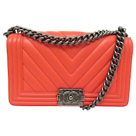 BORSA CHANEL BOY MEDIA IN PELLE CHEVRON CORALLO CON TRACOLLA