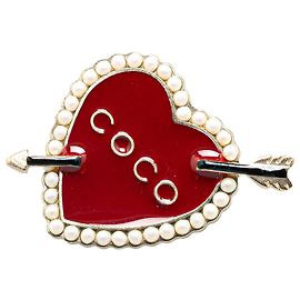 Spilla in smalto placcato oro rosso Chanel con perle finte a forma di cuore e freccia Coco