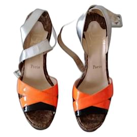 Décolleté Christian Louboutin in pelle arancione con cinturino